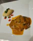 Paleta al curry con croquetas de papas