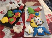 Una foto de decorar galletas de navidad