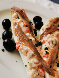 Una foto de Endivias con Bonito, Brie y Anchoas