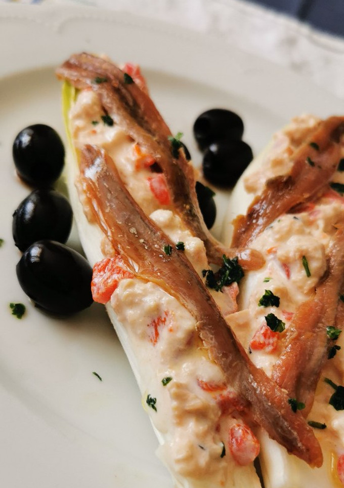 Una foto de Endivias con Bonito, Brie y Anchoas