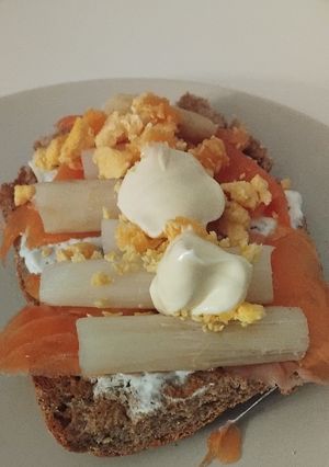 Una foto de 🍞Tosta de espárragos con trucha🐟 ahumada