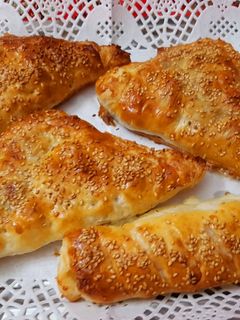 Una foto de Hojaldres de boletus, gambas y huevo