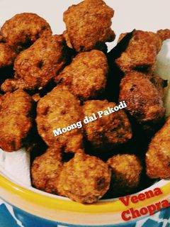 मूंग छिलका दाल की पकोडी (moong chilka dal ki pakodi recipe in Hindi) रेसिपी मुख्य फोटो