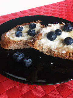 Una foto de Tostadas de queso crema con arándanos