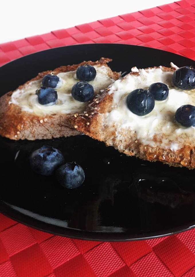 Una foto de Tostadas de queso crema con arándanos