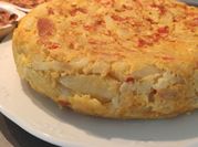 Una foto de tortilla de papa con cebolla y morrón