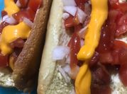 Una foto de hot dogs con tocino