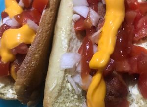 Una foto de Hot dogs con tocino