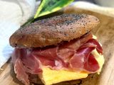 Bagel de arándanos con tortilla francesa, jamón serrano y queso