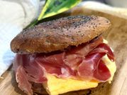 Una foto de bagel de desayuno