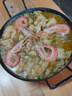 Una foto de Caldereta de Merluza, con cocochas de Bacalao y Gambones