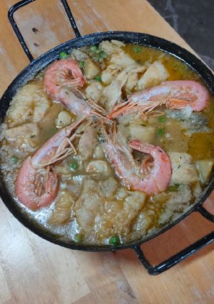 Una foto de Caldereta de Merluza, con cocochas de Bacalao y Gambones