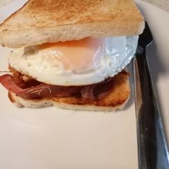 A picture of Fried egg and bacon sarnie.