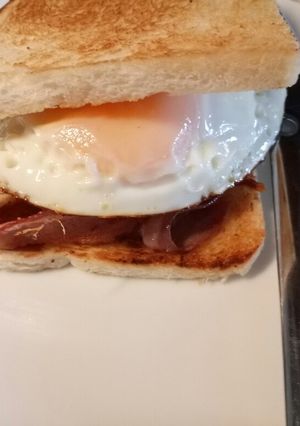 A picture of Fried egg and bacon sarnie.