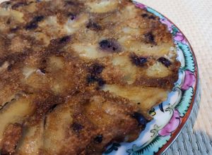 Una foto de Torta invertida de manzana y uvas 🍇 con avena