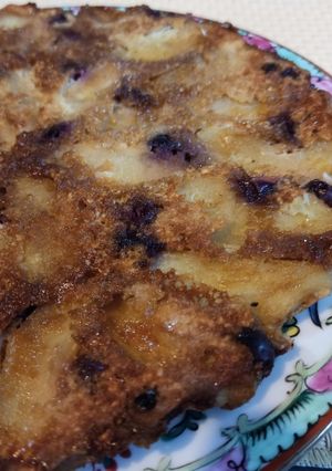 Una foto de Torta invertida de manzana y uvas 🍇 con avena