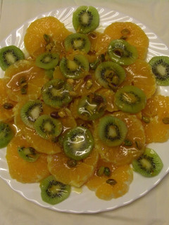 Una foto de Kiwi y naranja en salsa caramelizada