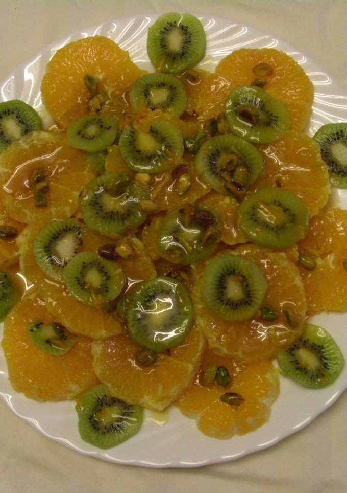 Una foto de Kiwi y naranja en salsa caramelizada