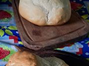 Una foto de pan casero con grasa