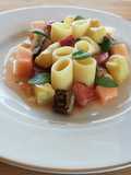 Mezzi rigatoni con melone, verdure e pancetta croccante 🌷