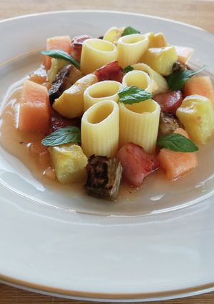 Foto di Mezzi rigatoni con melone, verdure e pancetta croccante 🌷