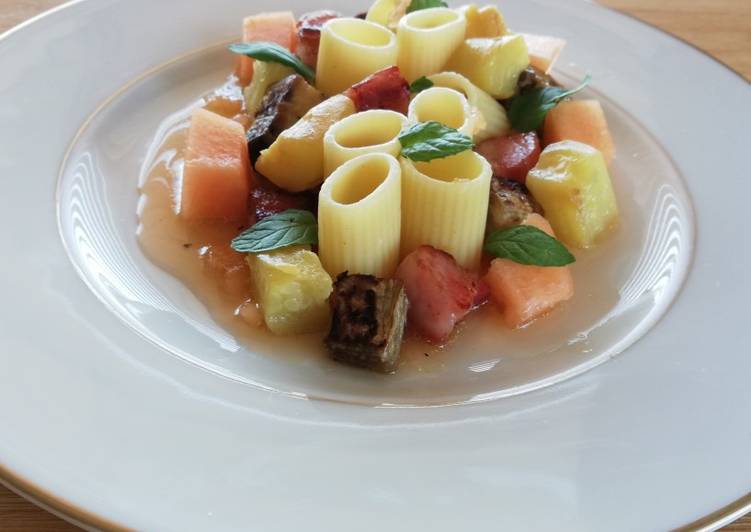 Mezzi rigatoni con melone, verdure e pancetta croccante 🌷