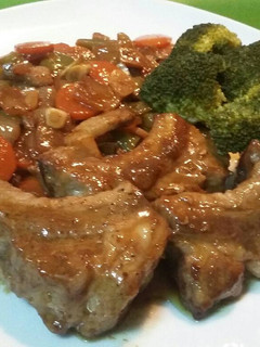 Una foto de Costillas en salsa de soja con verduras salteadas