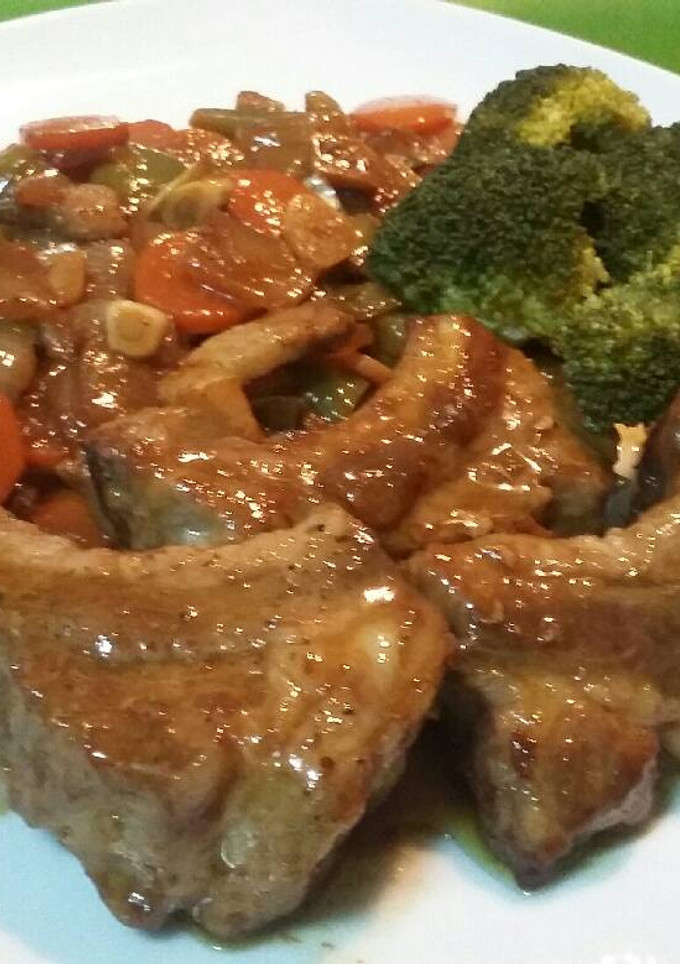 Una foto de Costillas en salsa de soja con verduras salteadas