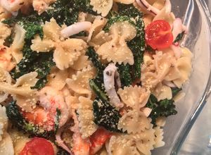 Foto resep Mediterranian farfalle with seafood and kale
