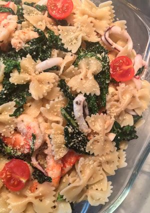 Foto resep Mediterranian farfalle with seafood and kale