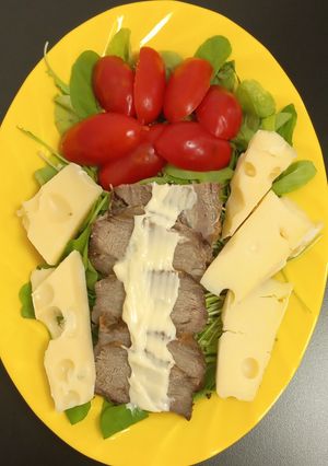 Una foto de Ensalada de Rúcula, Queso y Carne