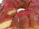 Κέικ βανίλια με σάλτσα φράουλας και πραλίνα