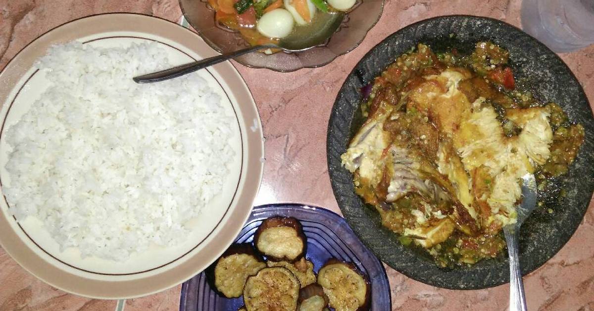 Resep Ayam dan terong penyet oleh Wiwik Anjajari - Cookpad