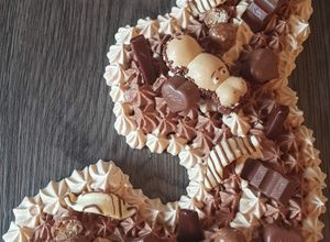 Une photo de Number cake carambar & chocolat