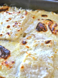 Una foto de Bacalao gratinado al horno con salsa bechamel y patata panadera