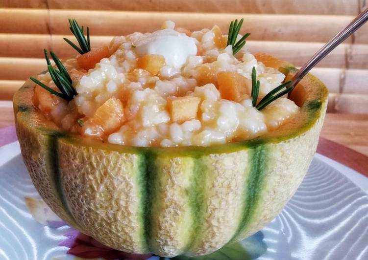 Recetta di Veloce Riso freddo con melone, gorgonzola dolce e rosmarino 🌷