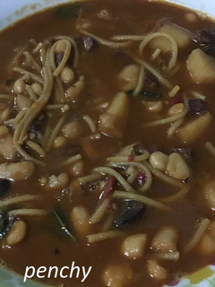 Una foto de Habichuelas con ibericos, y fideos a la hierbabuena