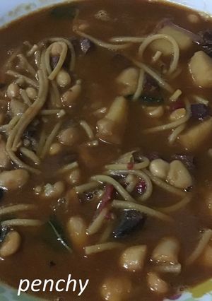 Una foto de Habichuelas con ibericos, y fideos a la hierbabuena