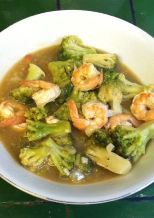 Una foto de Camarones con brócoli