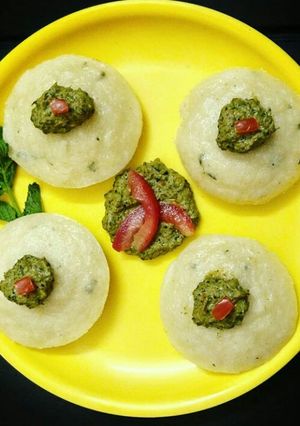 A picture of Rava Idli.