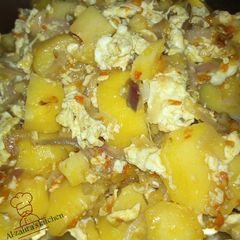 A picture of Potatoes in scrambled egg.