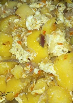 A picture of Potatoes in scrambled egg.