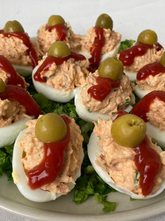 Una foto de Huevos rellenos con salmón