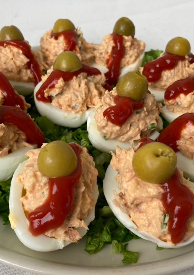 Una foto de Huevos rellenos con salmón