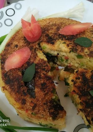 वेज सूजी केक (Veg suji cake recipe in Hindi) रेसिपी मुख्य फोटो