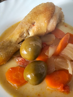 Una foto de Guiso de pollo con olivas