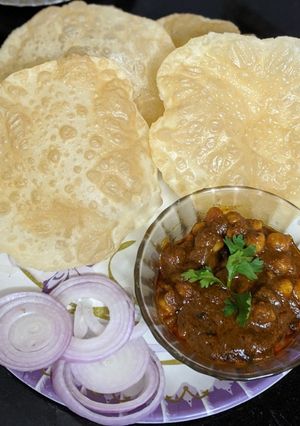 छोले भटुरे (chole bhature recipe in marathi) रेसिपी चे मुख्य फोटो