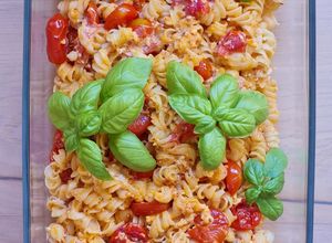 Una foto de Pasta con queso feta y cherries al horno 🇫🇮 Uunifetapasta 🇫🇮