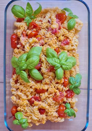 Una foto de Pasta con queso feta y cherries al horno 🇫🇮 Uunifetapasta 🇫🇮