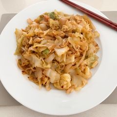 A picture of Pan fry instant noodles with vegetables.